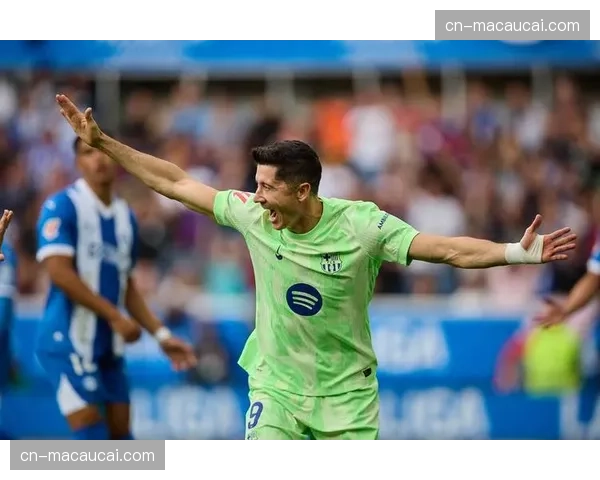 巴萨锋线效率阶段性下滑,莱万年龄隐忧成争冠变数 巴萨锋线效率阶段性下滑,莱万年龄隐忧成争冠变数