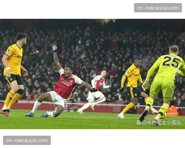 英超裁判判罚标准不一 VAR介入时机引发讨论