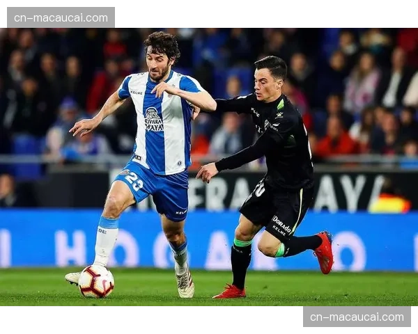 数据解读西甲中游球队防守策略：低位防守与快速反击成主流。