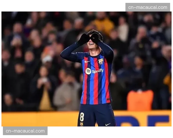 佩德里伤愈复出后与德容组成巴萨双后腰控制中场。